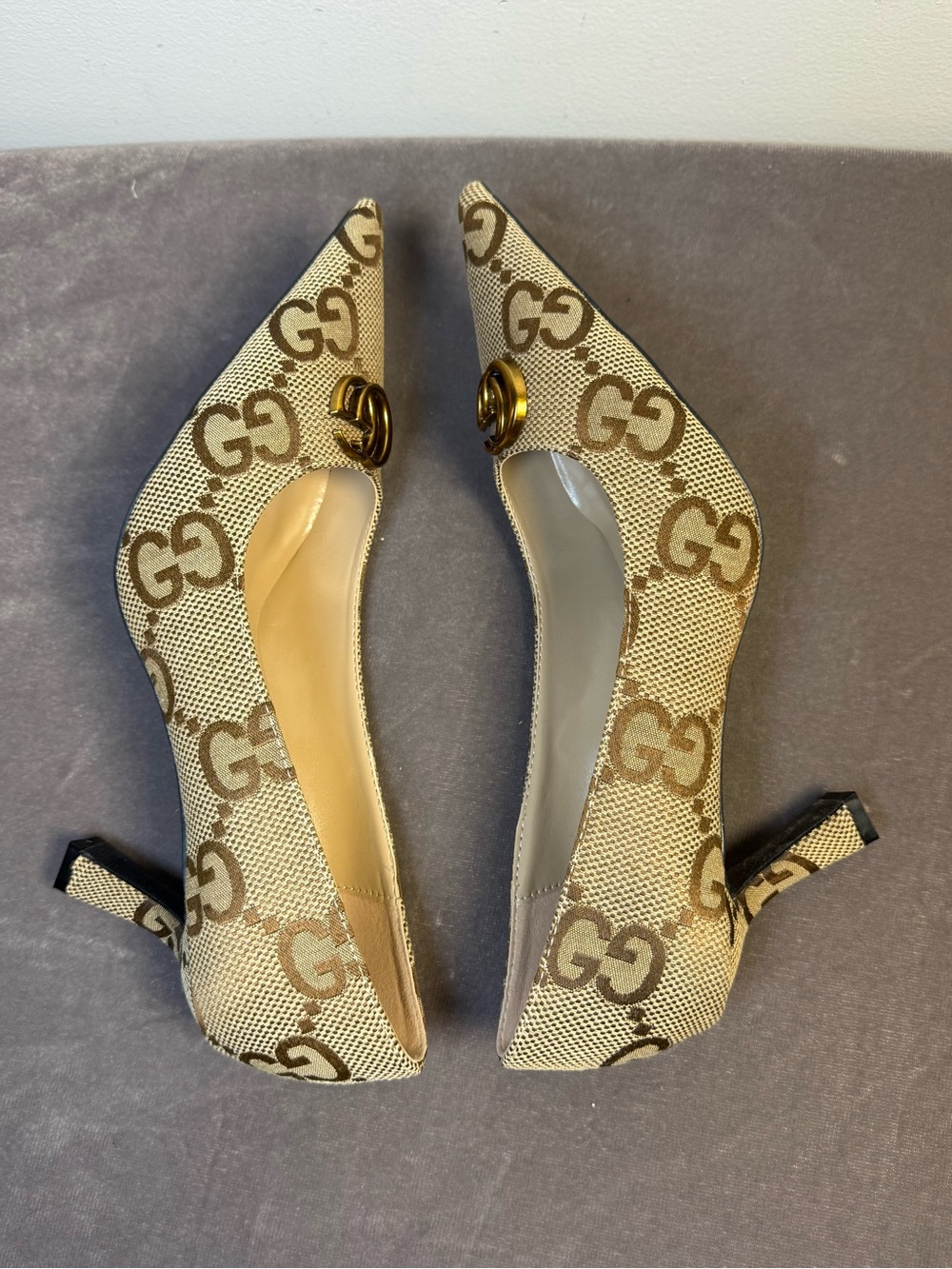 Gucci Beige GG Canvas Mid Heel Pumps Gold-Tone Logo womens size 42/ 9.5 New - Picture 9 of 13